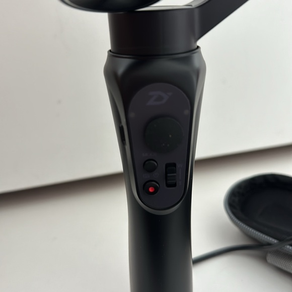 Zhiyun Smooth Gyroscopic Phone Crane in hard shell case with charger included - Picture 6 of 10